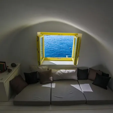 Fisherman's Nest In Ammoudi Bay/oia Oia