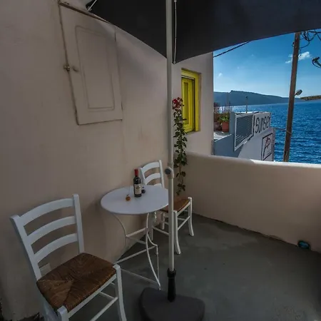 Fisherman's Nest In Ammoudi Bay/oia Oia