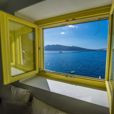 Fisherman's Nest In Ammoudi Bay/oia